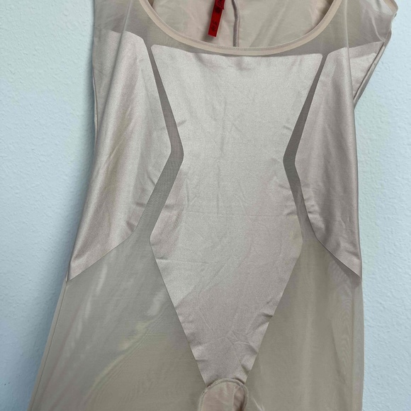 SPANX Haute Contour Open-Bust Mid-Thigh Shape BodySuit Sheer Beige Size Large - Picture 4 of 14